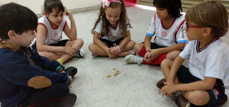 1º Ano Aprende Noções de Matemática com o Jogo “Cinco Marias” 1º Ano Aprende Noções de Matemática com o Jogo “Cinco Marias”