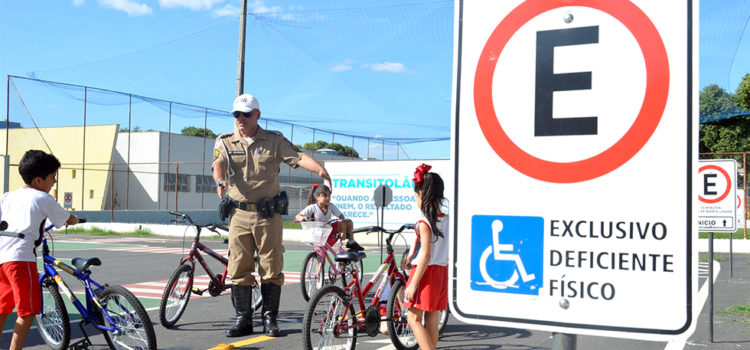Alunos visitam Transitolândia do 6° Batalhão da Polícia Militar