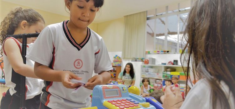 1º ano realiza mais uma edição do Bazar do Desapego 1º ano realiza mais uma edição do Bazar do Desapego