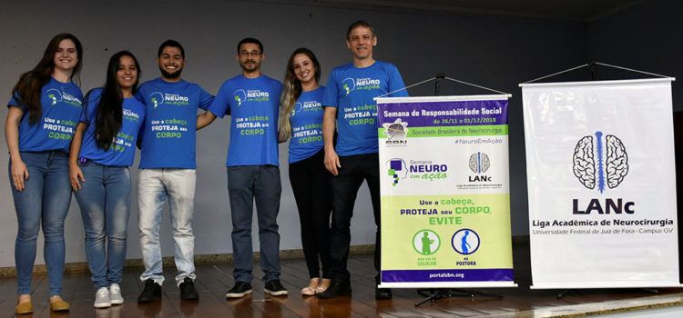 Alunos da UFJF promovem palestras sobre o mau uso do celular e a lombalgia Alunos da UFJF promovem palestras sobre o mau uso do celular e a lombalgia