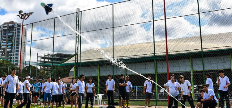 Alunos participam da 13ª Mostra de Foguetes Alunos participam da 13ª Mostra de Foguetes