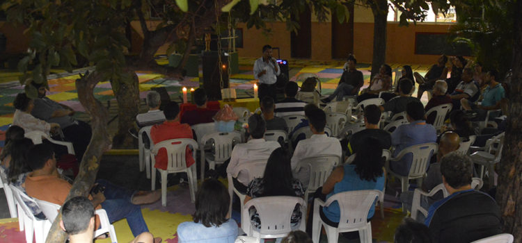 Momento Orante com os pais dos catequizandos Momento Orante com os pais dos catequizandos