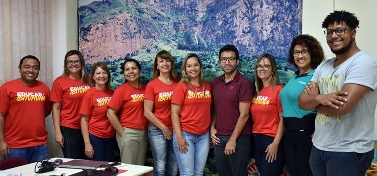 Equipe pedagógica aprimora conhecimento em capacitação com o Bernoulli Equipe pedagógica aprimora conhecimento em capacitação com o Bernoulli